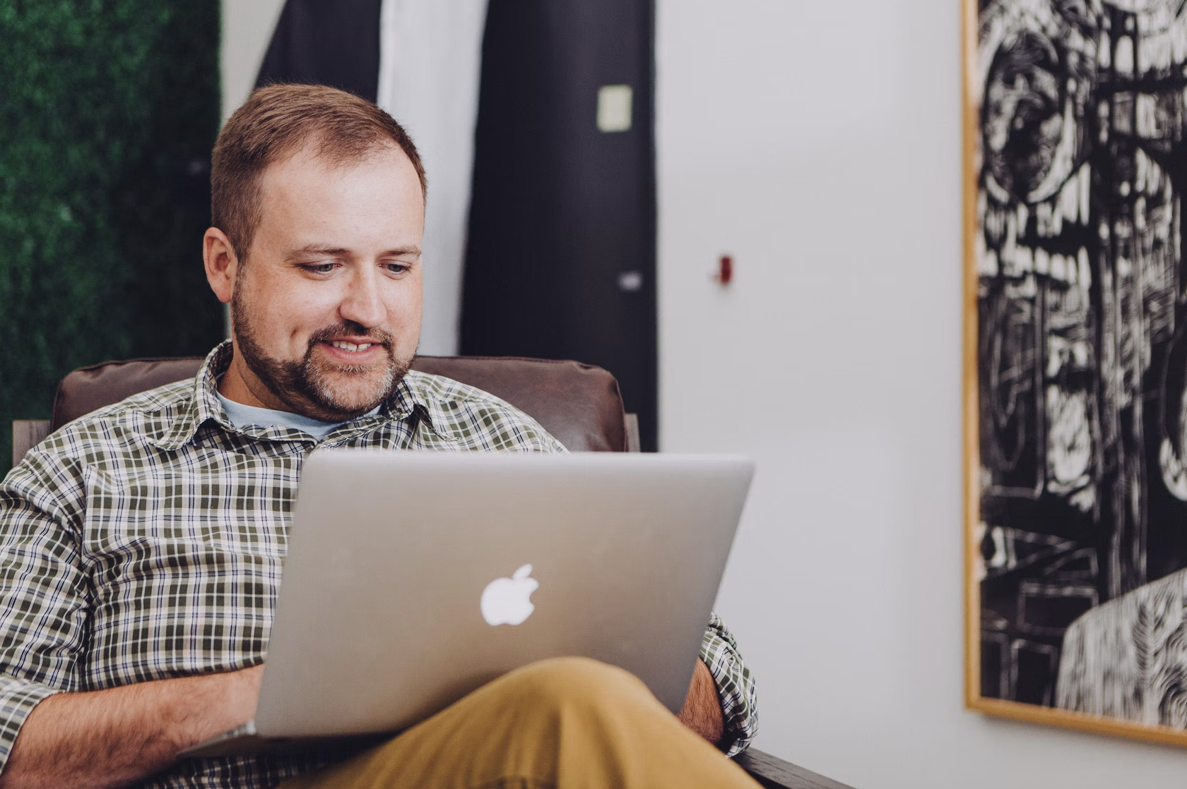 construction of fiber internet - man on computer